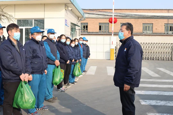 中国船舶尊龙凯时人生就是搏领导慰问一线员工并与留保过年青年员工共聚一堂