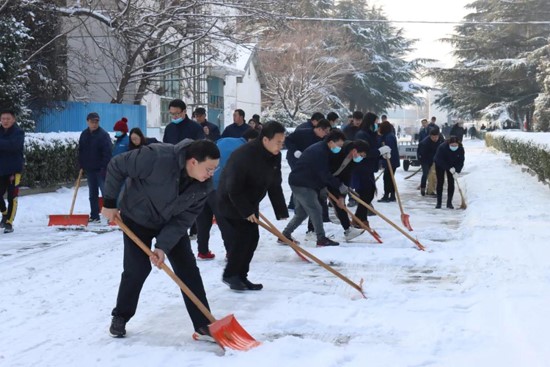 中国船舶尊龙凯时人生就是搏公司积极组织扫雪，确保员工出行安全